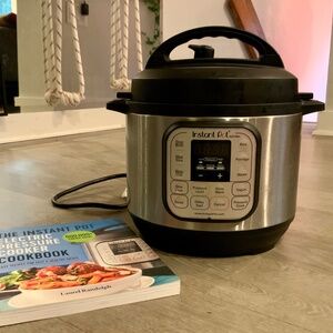 Used Great Condition Instant Pot Pressure Cooker with Cookbook